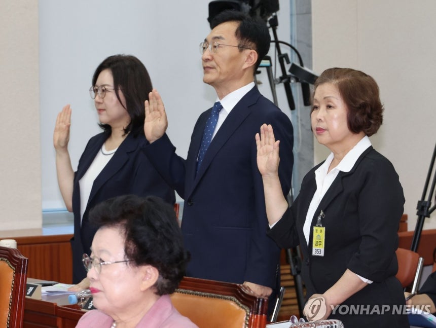 증인선서 하는 손효숙 리박스쿨 대표
(서울=연합뉴스) 김주성 기자 = 손효숙 리박스쿨 대표(오른쪽)가 10일 서울 여의도 국회 교육위원회에서 열린 리박스쿨 청문회에서 증인선서를 하고 있다. 왼쪽부터 이수정 전 교육부