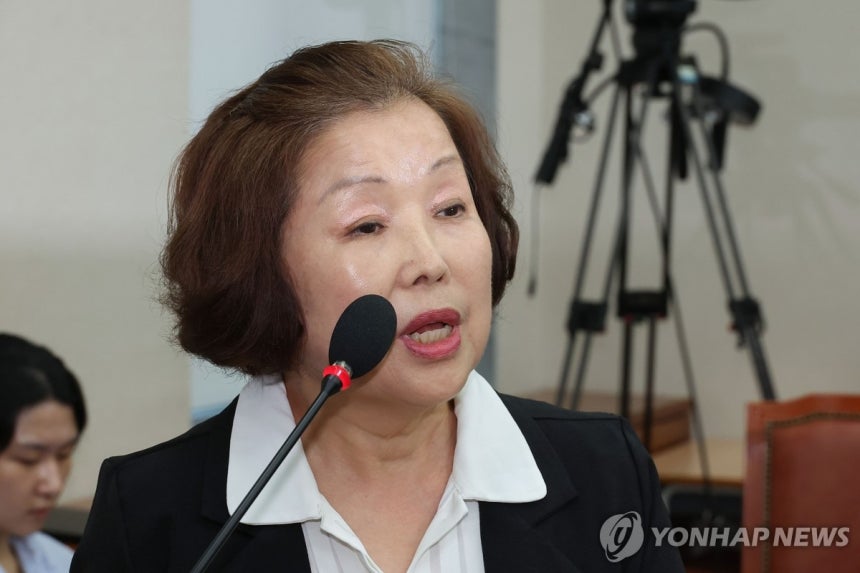 질의에 답하는 손효숙 리박스쿨 대표
(서울=연합뉴스) 김주형 기자 = 손효숙 리박스쿨 대표가 10일 서울 여의도 국회 교육위원회에서 열린 리박스쿨 청문회에서 질의에 답변하고 있다. 2025.7.10 kjhpress@