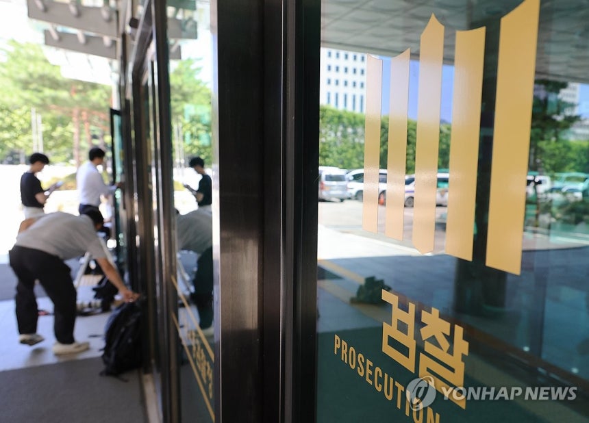 고검으로 출입하는 관계자
(서울=연합뉴스) 최재구 기자 = 법원의 구속영장 발부로 윤석열 전 대통령이 재구속된 다음 날인 10일 내란특검이 위치한 서울 서초구 서울고등검찰청으로 관계자들이 출입하고 있다. 2025.7