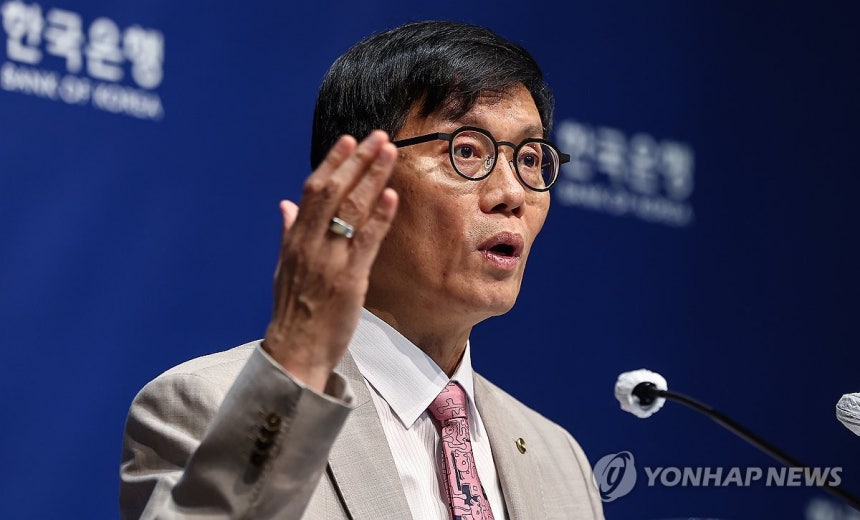 질문에 답하는 이창용 총재
(서울=연합뉴스) 이창용 한국은행 총재가 10일 서울 중구 한국은행에서 열린 금융통화위원회 금리 결정에 대한 기자간담회에서 취재진 질문에 답하고 있다. 2025.7.10 [사진공동취재단] 