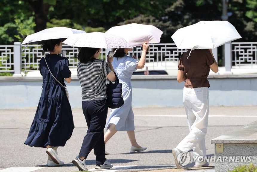 양산은 여름 필수품!
(서울=연합뉴스) 최재구 기자 = 폭염이 이어진 10일 서울 서초구에서 시민들이 내리쬐는 땡볕에 양산을 쓰고 걸어가고 있다. 2025.7.10 jjaeck9@yna.co.kr