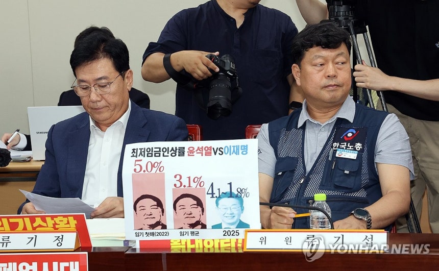 최저임금위, '엇갈린 시선'
(세종=연합뉴스) 배재만 기자 = 최저임금위원회 사용자위원인 류기정 한국경영자총협회 전무(왼쪽)와 근로자위원 류기섭 한국노총 사무총장이 10일 정부세종청사에서 열린 최저임금위원회 제12차