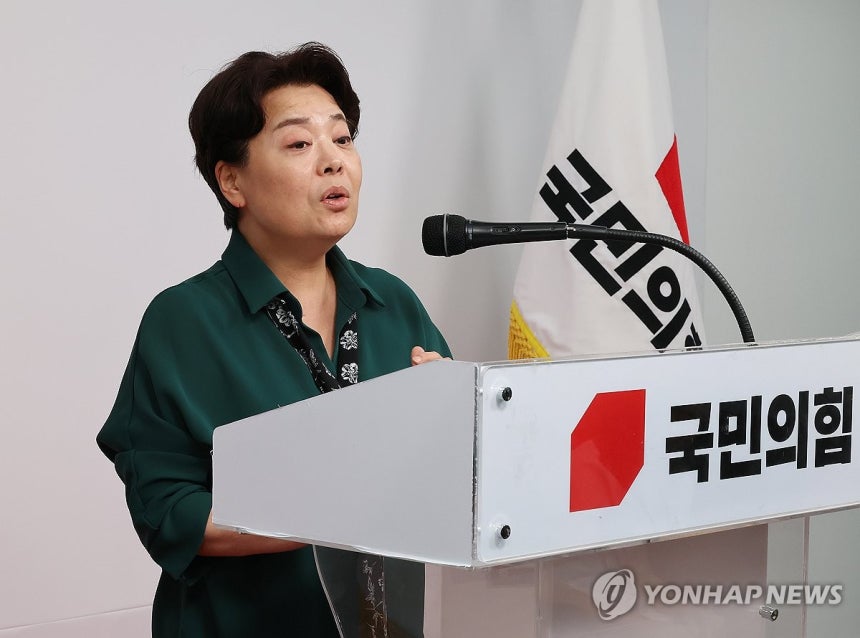 브리핑하는 윤희숙 혁신위원장
(서울=연합뉴스) 김주형 기자 = 국민의힘 윤희숙 혁신위원장이 10일 서울 여의도 당사에서 제1차 혁신위원회 회의 결과를 브리핑을 하고 있다. 2025.7.10 kjhpress@yna.c