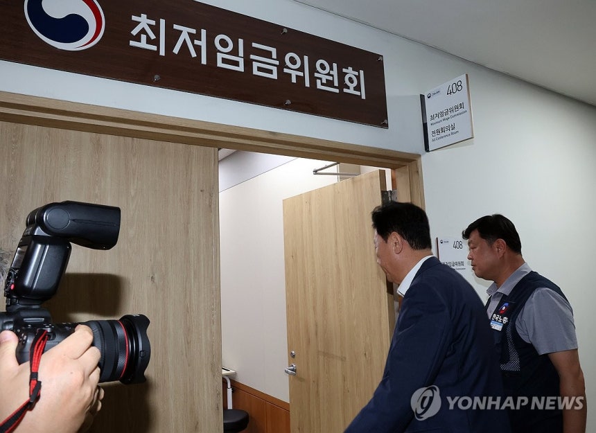 입장하는 류기정-류기섭
(세종=연합뉴스) 배재만 기자 = 최저임금위원회 사용자위원인 류기정 한국경영자총협회 전무(왼쪽)와 근로자위원 류기섭 한국노총 사무총장이 10일 정부세종청사에서 열린 최저임금위원회 제12차 전원