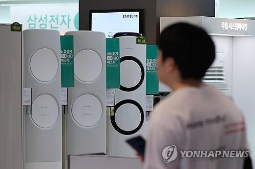 '올해는 얼마나 더우려나' 
기록적인 폭염이 계속되는 가운데 5월25일 서울시내 한 대형 마트에서 한 시민이 에어컨 및 냉방용 가전제품을 살펴보고 있다. [연합뉴스 자료사진]
