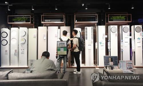 날은 덥고 전기료는 걱정되고
2023년 5월28일 서울의 한 가전제품 매장에서 에어컨을 살펴보는 시민들[연합뉴스 자료사진]