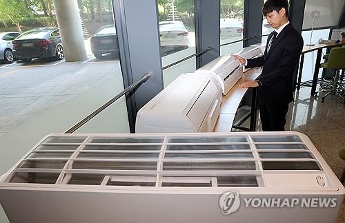벽걸이형 에어컨 제품 비교해보니
한국소비자원 직원이 6월23일 성능 시험을 진행한 벽걸이형 에어컨 제품을 살펴보고 있다[연합뉴스 자료사진]
