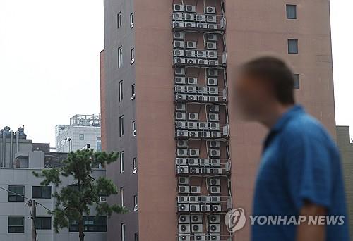 에어컨 없이 '잠 못 이루는 밤'
2024년 8월25일 서울의 한 건물에 설치된 에어컨 실외기들[연합뉴스 자료사진]
