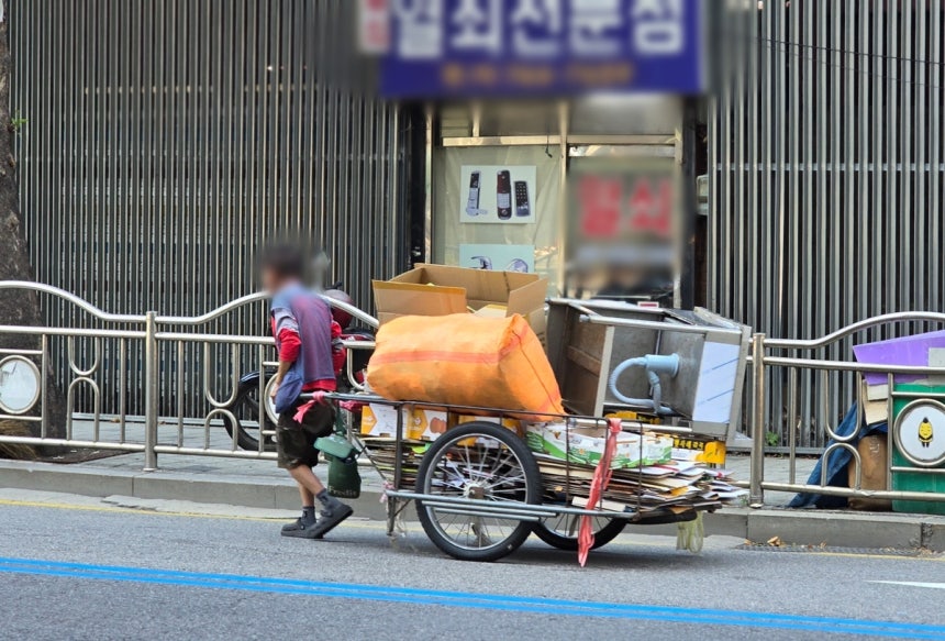 폐지 수거 노인
(서울=연합뉴스) 최원정 기자 = 10일 오후 서울 종로구 한 거리에서 한 노인이 리어카에 폐지를 가득 싣고 이동하고 있다. 2025.7.10 away777@yna.co.kr