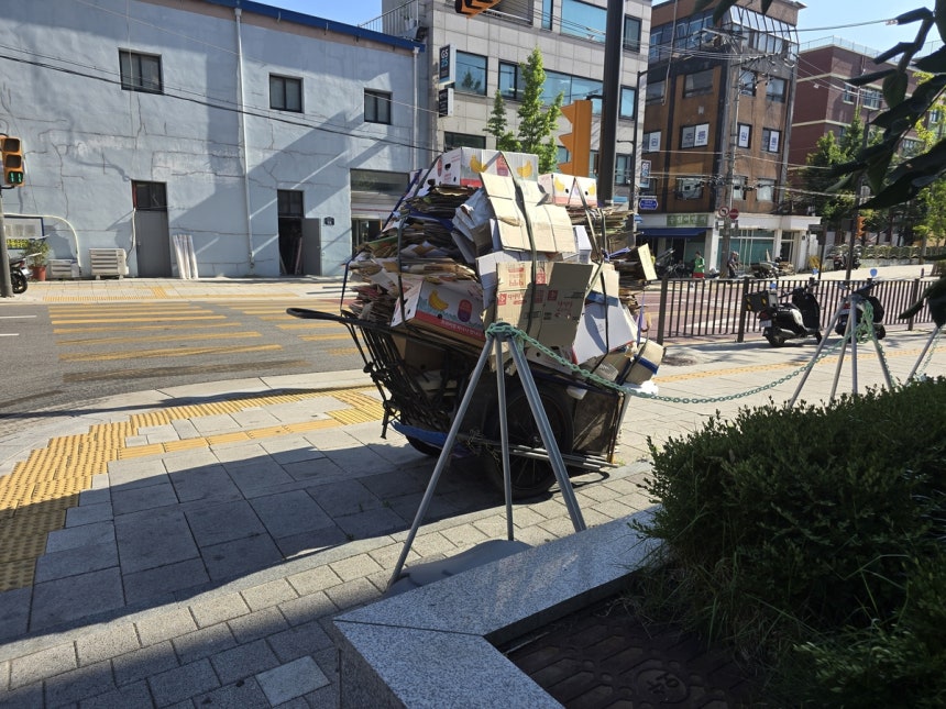 폐지 수거 손수레
(서울=연합뉴스) 최원정 기자 = 10일 오후 서울 종로구 한 거리에 폐지를 가득 실은 손수레가 세워져 있다. 2025.7.10 away777@yna.co.kr