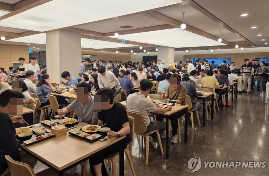 '가성비 맛집' 구내식당
(서울=연합뉴스) 이승연 기자 = 지난 8일 낮 12시 서울 여의도 한 회사의 구내식당에 직장인들이 줄을 서고 있다. 2025.7.11