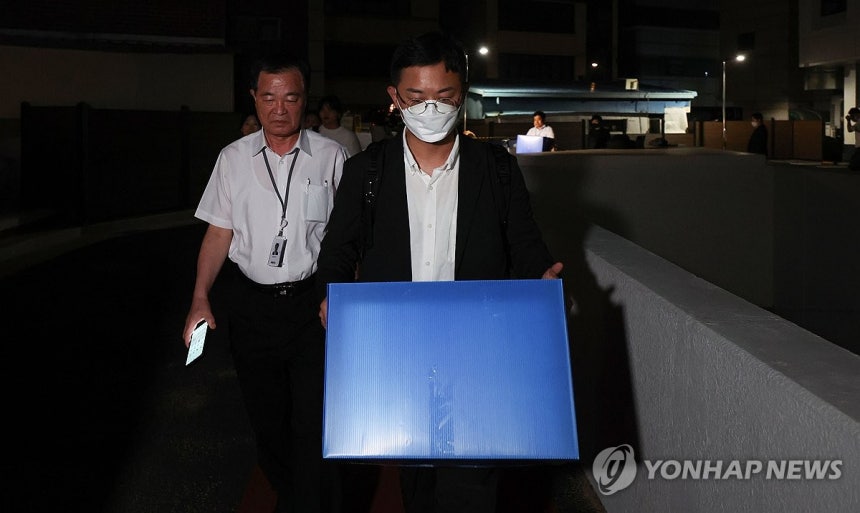 압수품 옮기는 김건희 특검팀
(서울=연합뉴스) 서대연 기자 = 윤석열 전 대통령 배우자 김건희 여사를 둘러싼 각종 의혹을 수사하는 민중기 특별검사팀이 3일 서울 종로구 삼부토건이 입주한 빌딩에서 압수수색을 마친 뒤 