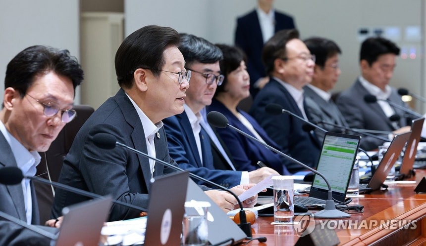 이재명 대통령 국무회의 주재
(서울=연합뉴스) 한상균 기자 = 이재명 대통령이 8일 용산 대통령실에서 국무회의를 주재하고 있다. 2025.7.8 [대통령실통신사진기자단] xyz@yna.co.kr