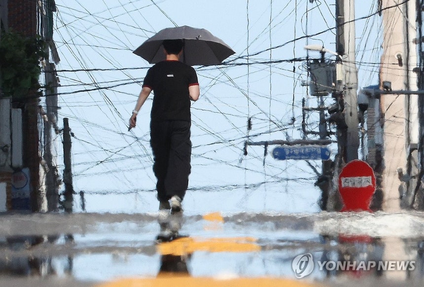 빠져나갈 길 없는 무더위
(대구=연합뉴스) 윤관식 기자 = 폭염이 계속되고 있는 9일 대구 한 공사장 인근에서 한 시민이 이동하고 있다. 2025.7.9 psik@yna.co.kr