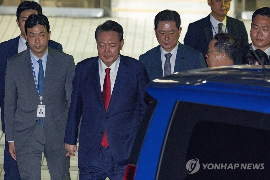 법원 떠나는 윤석열 전 대통령
(서울=연합뉴스) 12·3 비상계엄과 관련해 특검의 수사를 받는 윤석열 전 대통령이 9일 서울 서초구 서울중앙지법에서 열린 구속 전 피의자 심문(영장실질심사)이 끝난 뒤 법원을 떠나고 