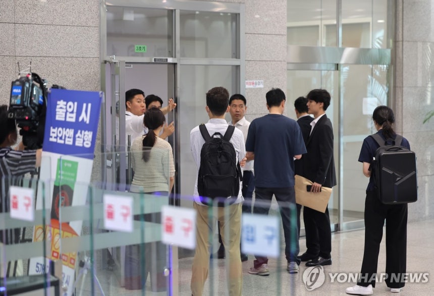 국방부 대변인실 등 압수수색 나선 순직해병특검팀
(서울=연합뉴스) 류영석 기자 = 해병대 채 상병 사건 수사방해 의혹을 수사하는 이명현 순직해병특검팀이 수사외압 의혹의 단초가 된 'VIP 격노설' 수사를 위해 10일