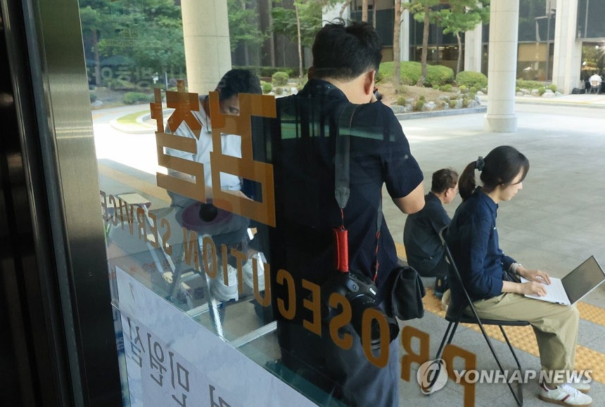 고검 앞 대기하는 기자들
(서울=연합뉴스) 최재구 기자 = 법원의 구속영장 발부로 윤석열 전 대통령이 재구속된 다음 날인 10일 내란특검이 위치한 서울 서초구 서울고등검찰청 로비에 기자들이 대기하고 있다. 2025.
