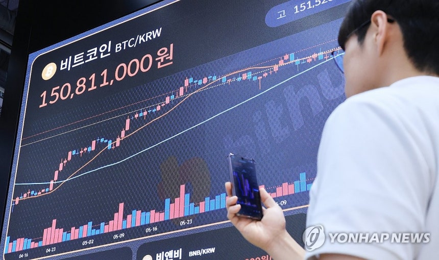 비트코인 사상 최고가 경신
(서울=연합뉴스) 최재구 기자 = 가상화폐 대장주 비트코인이 미 가상화폐 거래소 코인베이스에서 사상 최고를 기록한 10일 서울 강남구 빗썸에 코인 시세가 표시되고 있다. 비트코인이 11만2