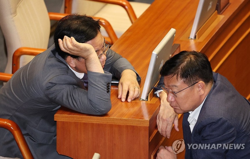 정점식 의원과 대화하는 송언석 비상대책위원장
(서울=연합뉴스) 김주형 기자 = 국민의힘 송언석 비상대책위원장 겸 원내대표(왼쪽)가 10일 국회 본회의에서 정점식 의원과 대화하고 있다. 2025.7.10 kjhpres