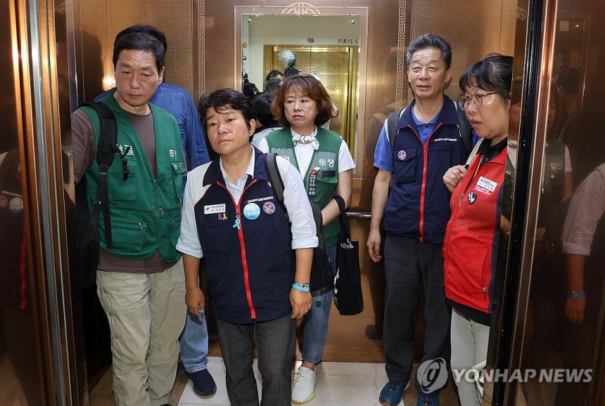 민주노총, 최저임금위 퇴장
(세종=연합뉴스) 배재만 기자 = 최저임금위원회 근로자위원 중 이미선 민주노총 부위원장(왼쪽 두 번째)을 비롯한 민주노총 소속 위원들이 10일 정부세종청사에서 열린 최저임금위원회 제12차 