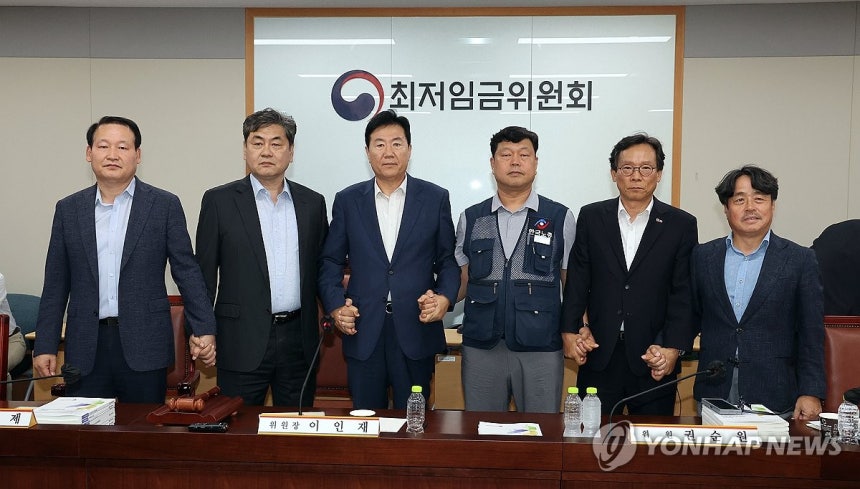 내년 최저임금 시간당 1만320원…17년만에 합의로 결정
(세종=연합뉴스) 배재만 기자 = 이인재 최저임금위원장(왼쪽 두 번째)이 10일 정부세종청사에서 열린 제12차 전원회의에서 내년 최저임금을 시간당 1만320원