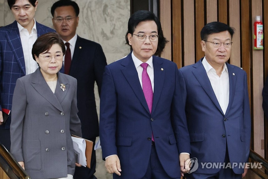 원내대책회의 참석하는 송언석 원내대표
(서울=연합뉴스) 김주성 기자 = 국민의힘 송언석 비대위원장 겸 원내대표가 11일 서울 여의도 국회에서 열린 원내대책회의에 참석하고 있다. 2025.7.11 utzza@yna.c