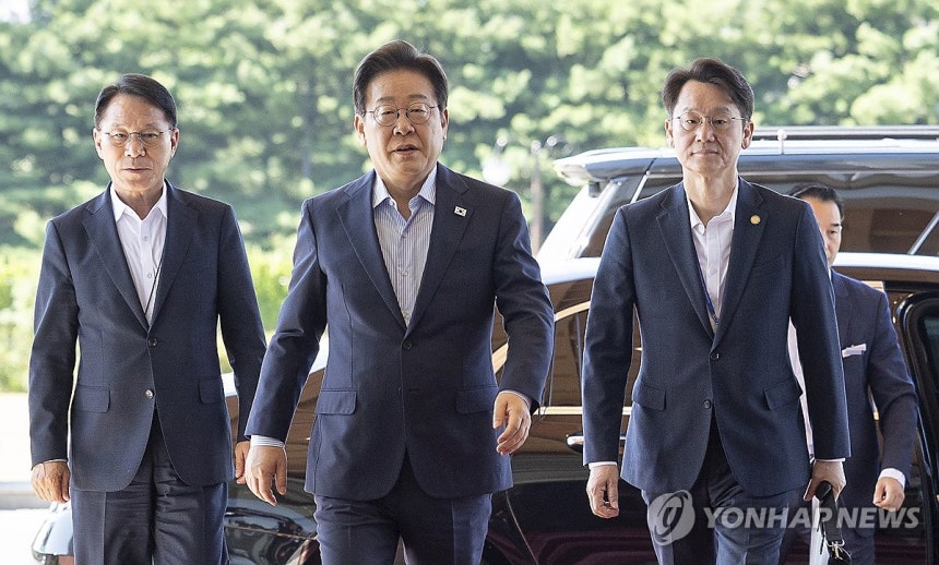 이재명 대통령의 출근
(서울=연합뉴스) 한상균 기자 = 이재명 대통령이 11일 용산 대통령실로 출근하고 있다. 2025.7.11 [대통령실통신사진기자단] xyz@yna.co.kr