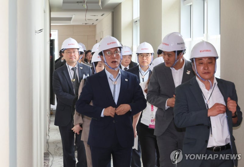 <b>APEC 정상회의</b> 점검하는 <b>김민석</b> 국무총리