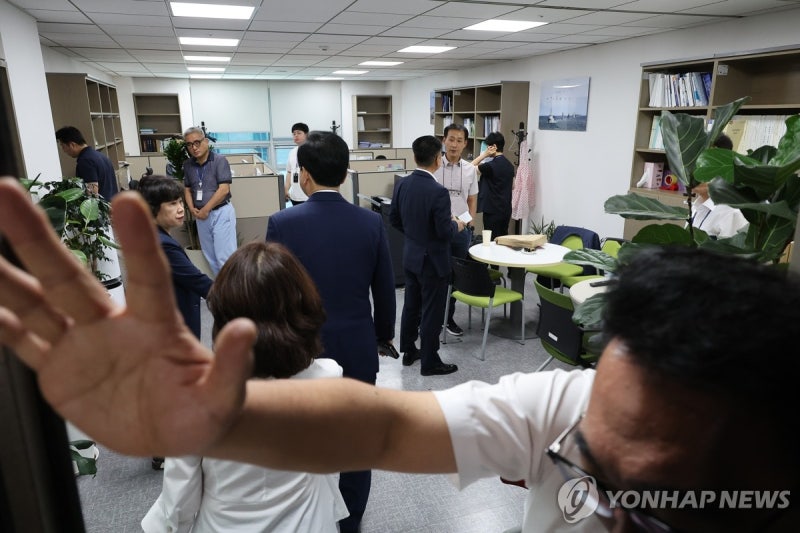 '<b>압수수색</b>' <b>임종득 의원실</b>로 집결하는 국민의힘 의원들