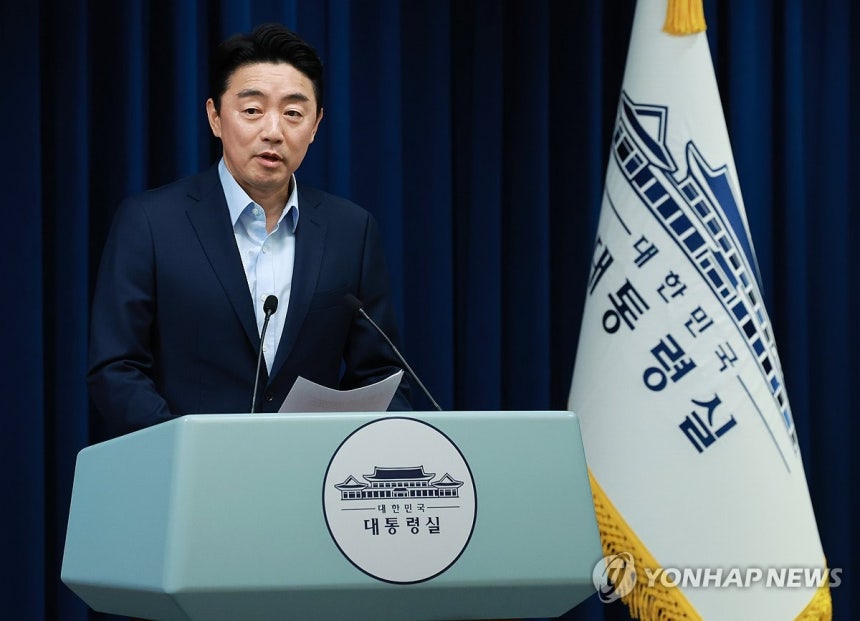대통령실, 문체부-국토부 장관 인선 발표
(서울=연합뉴스) 홍해인 기자 = 강훈식 대통령비서실장이 11일 서울 용산 대통령실 청사에서 이재명 대통령의 문화체육관광부 및 국토교통부 장관 인선을 발표하고 있다. 2025