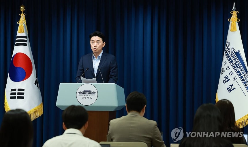 문체부-국토부 장관 인선 발표하는 강훈식 비서실장 (서울=연합뉴스) 홍해인 기자 = 강훈식 대통령비서실장이 11일 서울 용산 대통령실 청사에서 이재명 대통령의 문화체육관광부 및 국토교통부 장관 인선을 발표하고 있다.