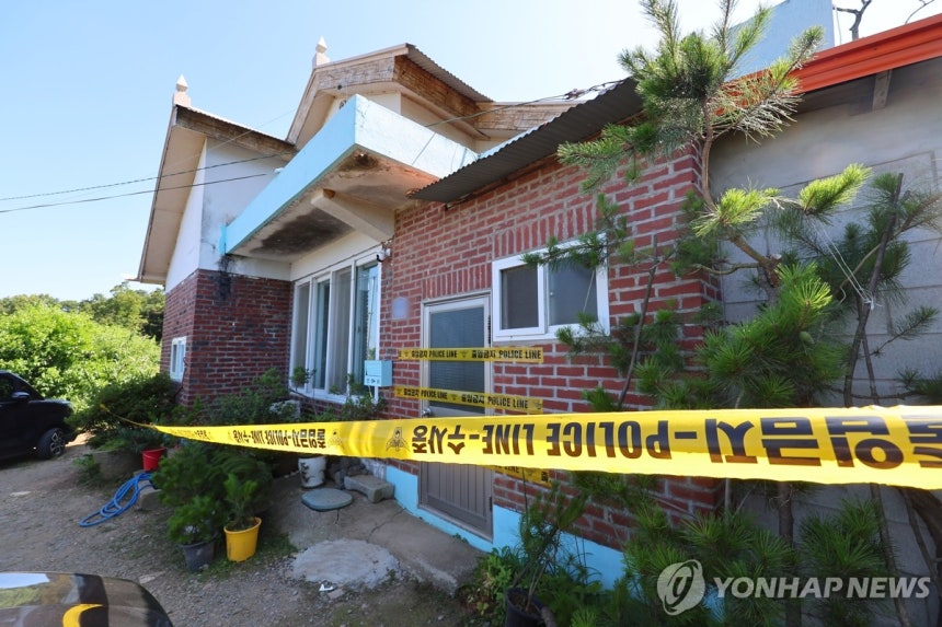 일가족 3명 살해된 주택에 설치된 폴리스라인
(김포=연합뉴스) 임순석 기자 = 부모와 형 일가족 3명이 살해된 경기 김포 한 주택 앞에 11일 폴리스라인이 설치돼 있다. 경기 김포경찰서는 살인 혐의로 30대 A씨를 