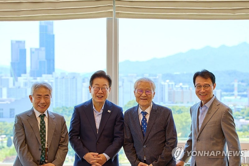 李대통령, '보수 논객' 조갑제·정규재 오찬…"<b>국민통합</b> 앞장"