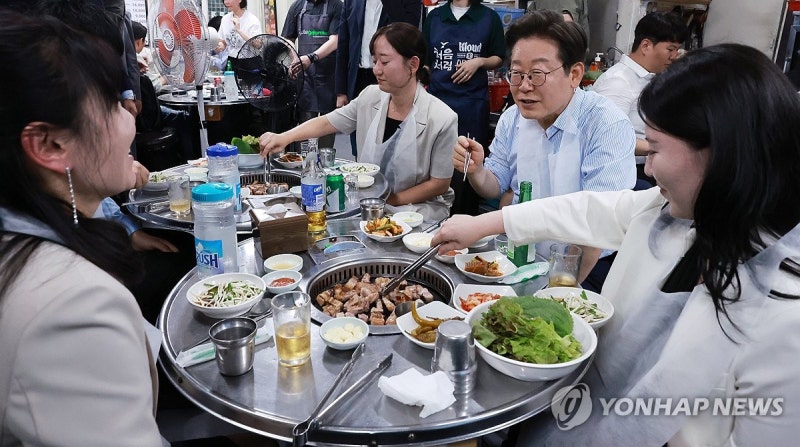 李<b>대통령</b>, 광화문 한식당서 시민과 식사…"<b>소비쿠폰</b> 활력 기대"