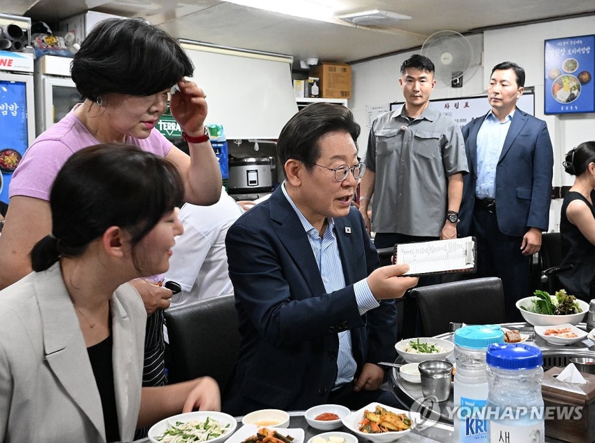 음식 주문하는 이재명 대통령
(서울=연합뉴스) 홍해인 기자 = 이재명 대통령이 11일 서울 광화문 인근 한식당에서 음식을 주문하고 있다.
     '민생회복 소비쿠폰' 지급을 앞두고 내수 경기 활성화를 위해 진행한 