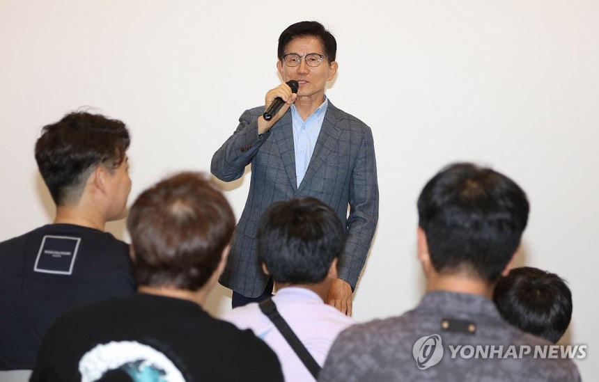 김문수, 대구서 청년간담회
(대구=연합뉴스) 김현태 기자 = 지난 대선 국민의힘 후보였던 김문수 전 고용노동부 장관이 11일 오후 대구 중구의 한 카페에서 지역 청년들과 간담회를 하고 있다. 2025.7.11 mtk