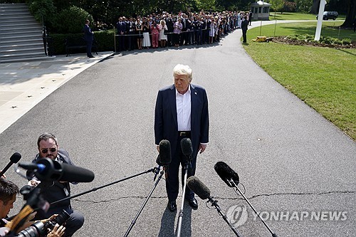 취재진과 문답하는 도널드 트럼프 미국 대통령
[워싱턴 EPA=연합뉴스. 재판매 및 DB 금지]