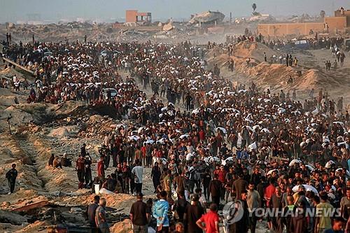 밀가루 구호품을 지고 이동하는 가자 주민들
[AFP 연합뉴스 자료사진. 재판매 및 DB 금지]