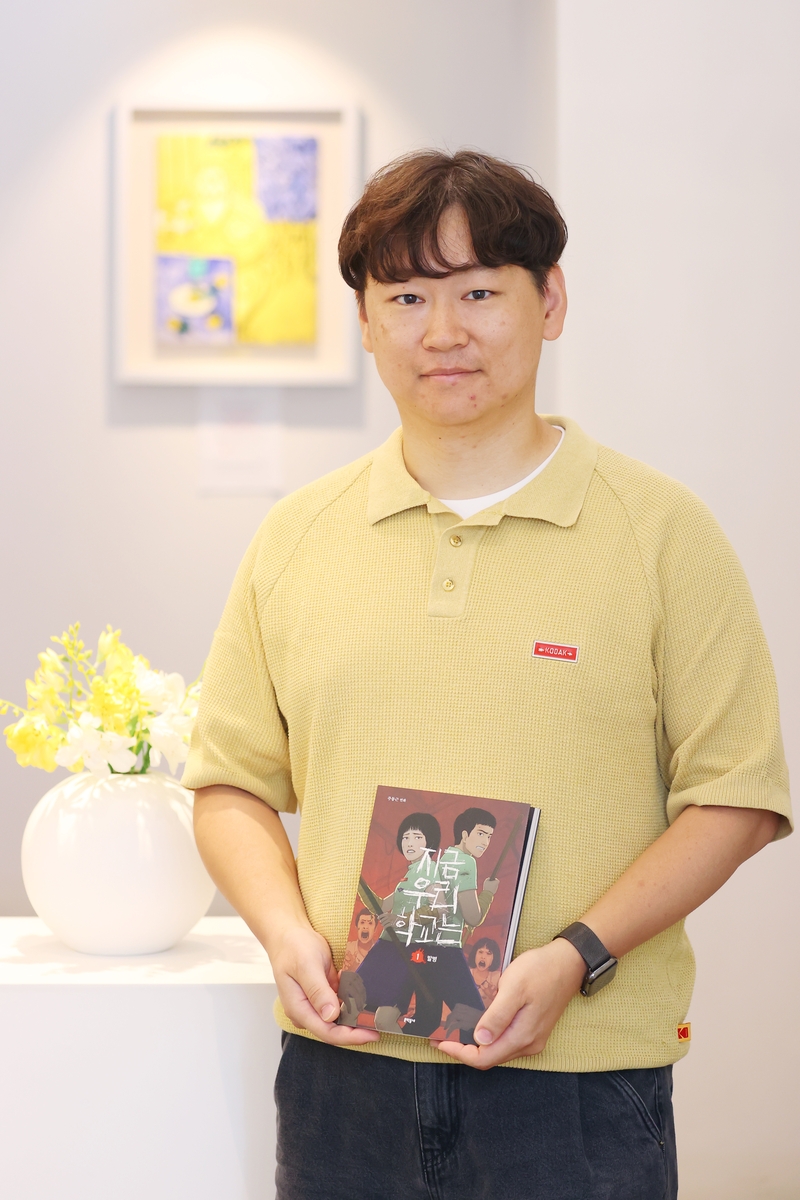'지금 우리 학교는'의 주동근 작가
(서울=연합뉴스) 진연수 기자 = 웹툰 '지금 우리 학교는'의 주동근 작가가 11일 서울 은평구에서 인터뷰에 앞서 포즈를 취하고 있다. 2025.7.11
    jin90@yna.