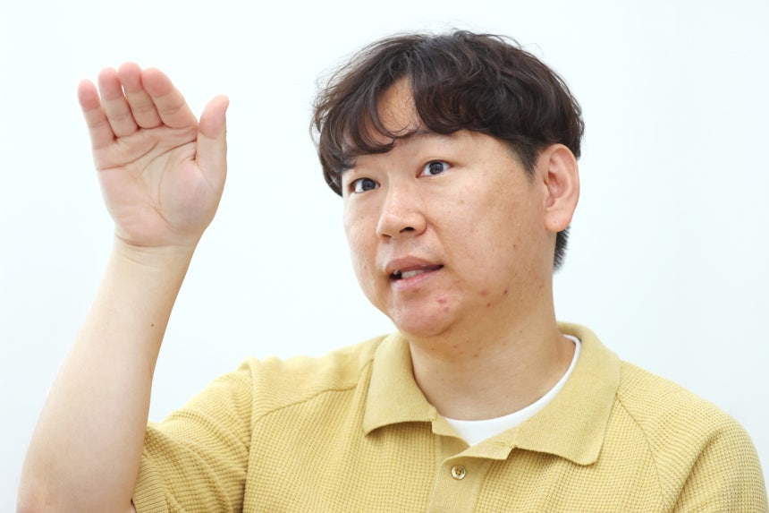 주동근 만화가
(서울=연합뉴스) 진연수 기자 = 웹툰 '지금 우리 학교는'의 주동근 작가가 11일 서울 은평구에서 인터뷰에 앞서 포즈를 취하고 있다. 2025.7.11
    jin90@yna.co.kr