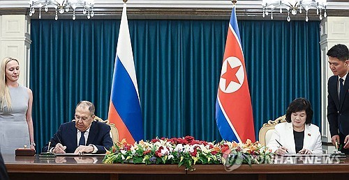 라브로프 장관(왼쪽)과 최선희 북 외무상 
[AFP 연합뉴스. 러시아 외무부 제공. 재판매 및 DB 금지] 