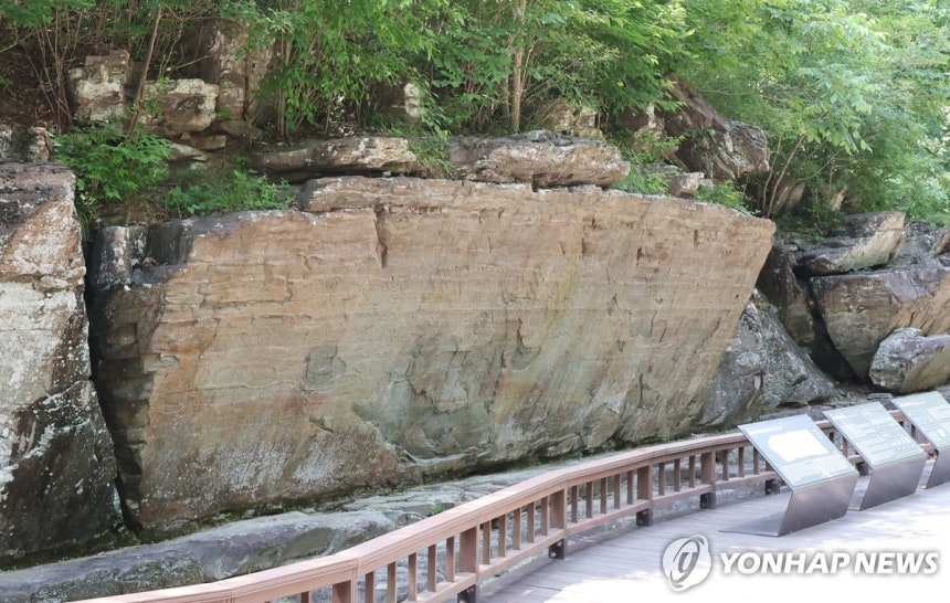 울주 천전리 명문과 암각화
(울산=연합뉴스) 김용태 기자 = 울산 울주군 두동면에 위치한 국보 '울주 천전리 명문과 암각화'. 2025.7.3 yongtae@yna.co.kr
