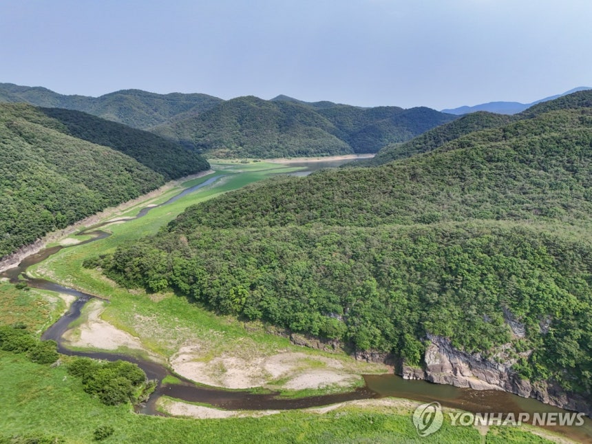 반구천과 반구대 암각화
    (울산=연합뉴스) 임헌정 기자 = 27일 울산광역시 울주군 언양읍 반구천과 반구대 암각화. 2025.5.27 kane@yna.co.kr