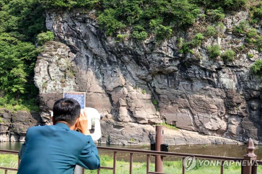 반구대 암각화 보는 관광객
    (울산=연합뉴스) 임헌정 기자 = 27일 울산광역시 울주군 언양읍 반구대 암각화를 망원경으로 바라보는 관광객. 2025.5.27 kane@yna.co.kr