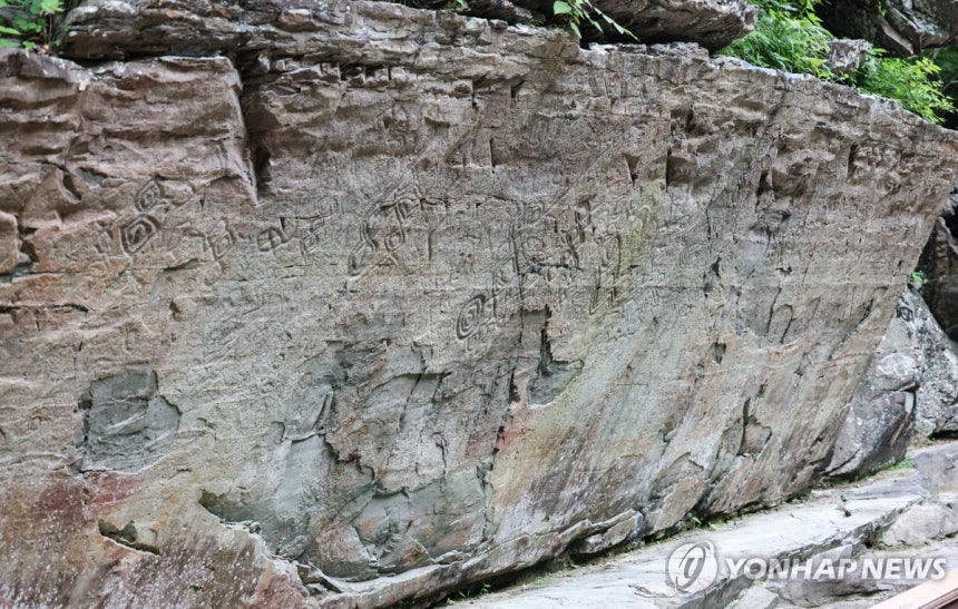 천전리 명문과 암각화
천전리 명문과 암각화
    (울산=연합뉴스) 임헌정 기자 = 27일 울산광역시 울주군 언양읍 천전리 명문과 암각화. 2025.5.27 kane@yna.co.kr