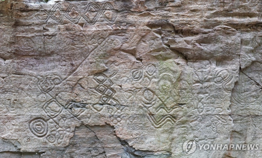 천전리 명문과 암각화
천전리 명문과 암각화
    (울산=연합뉴스) 임헌정 기자 = 27일 울산광역시 울주군 언양읍 천전리 명문과 암각화. 2025.5.27 kane@yna.co.kr