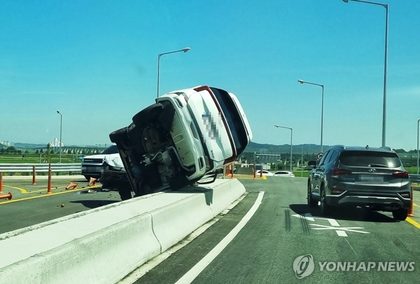 사고로 중앙분리대 위까지 밀려난 승합차
[독자 제공. 재판매 및 DB 금지]