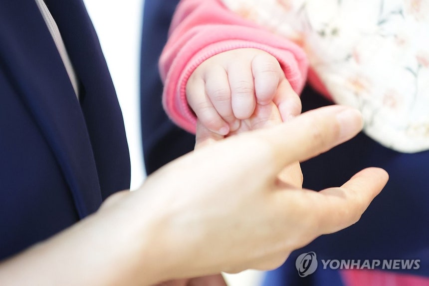 작고 소중해
(고양=연합뉴스) 강민지 기자 = '임산부의 날'인 지난해 10월 10일 오전 경기도 고양시 일산차병원에서 특강을 듣는 부모를 대신해 직원이 아이를 보살피고 있다. 2025.7.12 mjkang@yna.