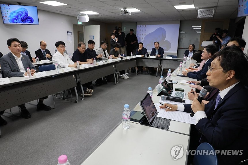 발언하는 이종태 한국의과대학·의학전문대학원협회 이사장
(서울=연합뉴스) 이정훈 기자 = 30일 서울 종로구 서울대학교 치과병원에서 열린 교육부-의대학장단 간담회에서 이종태 한국의과대학·의학전문대학원협회 이사장이 발언
