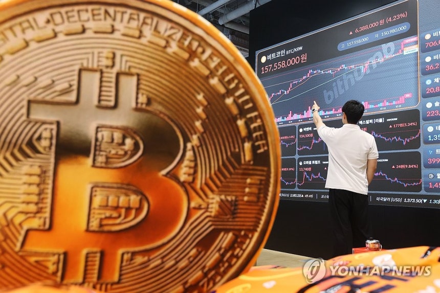 가상화폐 비트코인, 연일 최고가 기록
(서울=연합뉴스) 강민지 기자 = 비트코인이 연일 사상 최고가를 갈아치우며 고공 행진을 이어가고 있는 11일 서울 서초구 빗썸라운지 강남본점에 가상화폐 시세가 표시돼있다.  가상